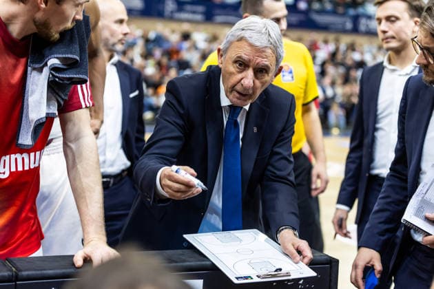 GER, easy Credit Basketball Bundesliga, Rostock Seawolves FC Bayern München Basketball 31 12 2025, Stadthalle, Rostock, GER, easy Credit Basketball Bundesliga, Rostock Seawolves FC Bayern München Basketball Svetislav Pesic Head Coach FC Bayern München Basketball talks to his players Photo Alexander Trienitz Rostock Stadthalle Mecklenburg Vorpommern Germany