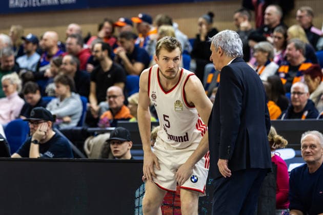 GER, easy Credit Basketball Bundesliga, Rostock Seawolves FC Bayern München Basketball 31 12 2025, Stadthalle, Rostock, GER, easy Credit Basketball Bundesliga, Rostock Seawolves FC Bayern München Basketball Xavier Rathan Mayes FC Bayern München Basketball 4 with Svetislav Pesic Head Coach FC Bayern München Basketball Photo Alexander Trienitz Rostock Stadthalle Mecklenburg Vorpommern Germany
