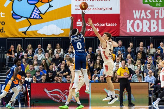 GER, easy Credit Basketball Bundesliga, Rostock Seawolves FC Bayern München Basketball 31 12 2025, Stadthalle, Rostock, GER, easy Credit Basketball Bundesliga, Rostock Seawolves FC Bayern München Basketball TJ Crockett Jr Rostock Seawolves 0 , Justus Hollatz FC Bayern München Basketball 21 Foto Alexander Trienitz Rostock Stadthalle Mecklenburg Vorpommern Germany