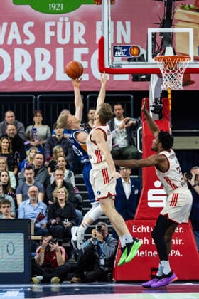 GER, easy Credit Basketball Bundesliga, Rostock Seawolves FC Bayern München Basketball 31 12 2025, Stadthalle, Rostock, GER, easy Credit Basketball Bundesliga, Rostock Seawolves FC Bayern München Basketball Lukasz Kolenda Rostock Seawolves 10 , Niels Giffey FC Bayern München Basketball 5 Foto Alexander Trienitz Rostock Stadthalle Mecklenburg Vorpommern Germany