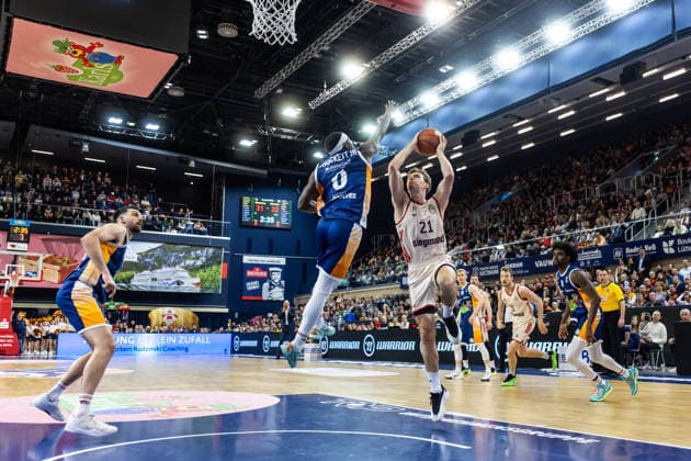 GER, easy Credit Basketball Bundesliga, Rostock Seawolves FC Bayern München Basketball 31 12 2025, Stadthalle, Rostock, GER, easy Credit Basketball Bundesliga, Rostock Seawolves FC Bayern München Basketball Justus Hollatz FC Bayern München Basketball 21 , TJ Crockett Jr Rostock Seawolves 0 Foto Alexander Trienitz Rostock Stadthalle Mecklenburg Vorpommern Germany