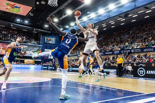 GER, easy Credit Basketball Bundesliga, Rostock Seawolves FC Bayern München Basketball 31 12 2025, Stadthalle, Rostock, GER, easy Credit Basketball Bundesliga, Rostock Seawolves FC Bayern München Basketball Justus Hollatz FC Bayern München Basketball 21 , TJ Crockett Jr Rostock Seawolves 0 Foto Alexander Trienitz Rostock Stadthalle Mecklenburg Vorpommern Germany