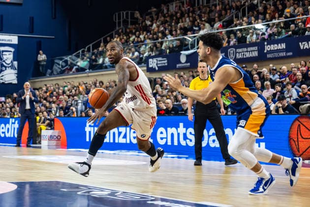 GER, easy Credit Basketball Bundesliga, Rostock Seawolves FC Bayern München Basketball 31 12 2025, Stadthalle, Rostock, GER, easy Credit Basketball Bundesliga, Rostock Seawolves FC Bayern München Basketball Isiaha Mike FC Bayern München Basketball 22 , Dominic Lockhart Rostock Seawolves 3 Foto Alexander Trienitz Rostock Stadthalle Mecklenburg Vorpommern Germany