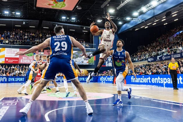GER, easy Credit Basketball Bundesliga, Rostock Seawolves FC Bayern München Basketball 31 12 2025, Stadthalle, Rostock, GER, easy Credit Basketball Bundesliga, Rostock Seawolves FC Bayern München Basketball Isiaha Mike FC Bayern München Basketball 22 , Dominic Lockhart Rostock Seawolves 3 Foto Alexander Trienitz Rostock Stadthalle Mecklenburg Vorpommern Germany