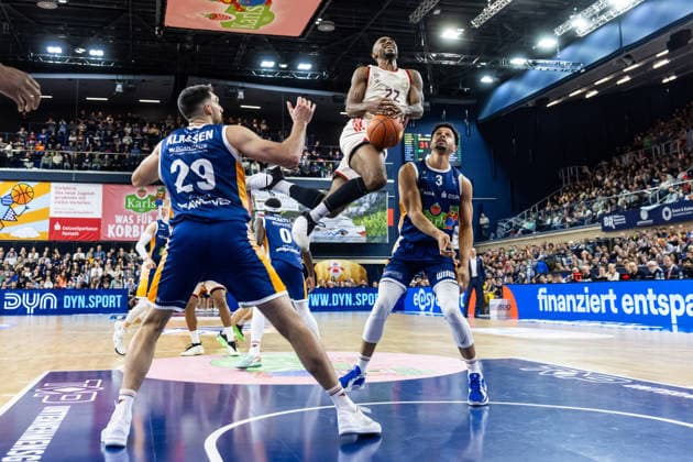GER, easy Credit Basketball Bundesliga, Rostock Seawolves FC Bayern München Basketball 31 12 2025, Stadthalle, Rostock, GER, easy Credit Basketball Bundesliga, Rostock Seawolves FC Bayern München Basketball Isiaha Mike FC Bayern München Basketball 22 , Dominic Lockhart Rostock Seawolves 3 Foto Alexander Trienitz Rostock Stadthalle Mecklenburg Vorpommern Germany