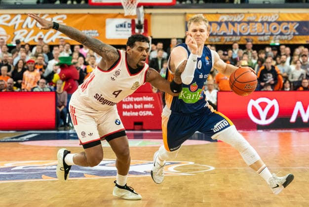 31 12 2025, Basketball, Men, easy credit BBL, easy credit Bundesliga, BBL, Bundesliga, 2 Spieltag, Rostock Seawolves FC Bayern München Xavier Rathan Mayes FC Bayern München Basketball, li vs Åukasz Kolenda Rostock Seawolves, re Rostock Stadthalle Mecklenburg Vorpommern Germany