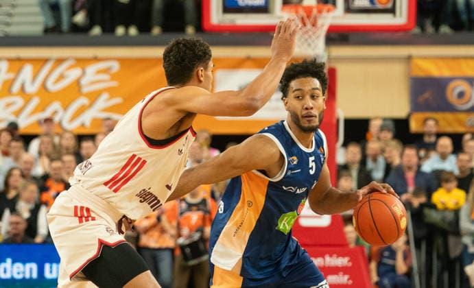 31 12 2025, Basketball, Men, easy credit BBL, easy credit Bundesliga, BBL, Bundesliga, 2 Matchday, Rostock Seawolves FC Bayern Munich Oscar Da Silva FC Bayern Munich Basketball, left against DÂ Shawn Schwartz Rostock Seawolves, right Rostock Stadthalle Mecklenburg Vorpommern Germany