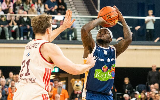 31 12 2025, Basketball, Men, easy credit BBL, easy credit Bundesliga, BBL, Bundesliga, 2 Matchday, Rostock Seawolves FC Bayern Munich TJ Crockett jr Rostock Seawolves, re vs Justus Hollatz FC Bayern Munich Basketball, li Rostock Stadthalle Mecklenburg Vorpommern Germany