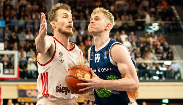 31 12 2025, Basketball, Men, easy credit BBL, easy credit Bundesliga, BBL, Bundesliga, 2 Matchday, Rostock Seawolves FC Bayern Munich Niels Giffey FC Bayern Munich Basketball, left against Åukasz Kolenda Rostock Seawolves, right Rostock Stadthalle Mecklenburg Vorpommern Germany