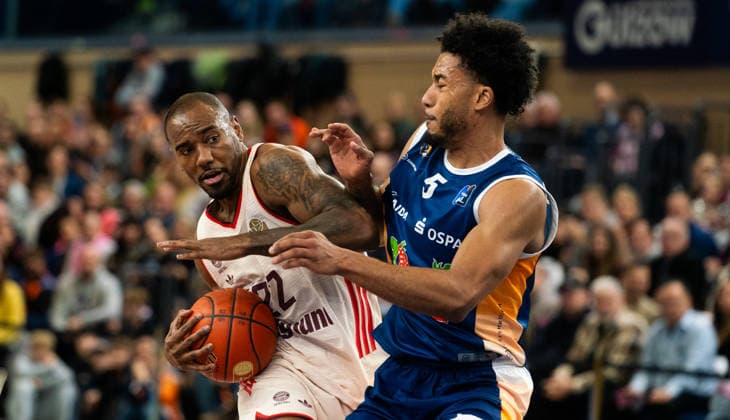 31 12 2025, Basketball, Men, easy credit BBL, easy credit Bundesliga, BBL, Bundesliga, 2 Spieltag, Rostock Seawolves FC Bayern München Isiaha Mike FC Bayern München Basketball, li vs DÂ Shawn Schwartz Rostock Seawolves, re Rostock Stadthalle Mecklenburg Vorpommern Germany