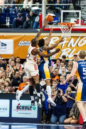 GER, easy Credit Basketball Bundesliga, Rostock Seawolves FC Bayern München Basketball 31 12 2025, Stadthalle, Rostock, GER, easy Credit Basketball Bundesliga, Rostock Seawolves FC Bayern München Basketball Isiaha Mike FC Bayern München Basketball 22 , Jordan Bowden Rostock Seawolves 2 Foto Alexander Trienitz Rostock Stadthalle Mecklenburg Vorpommern Germany