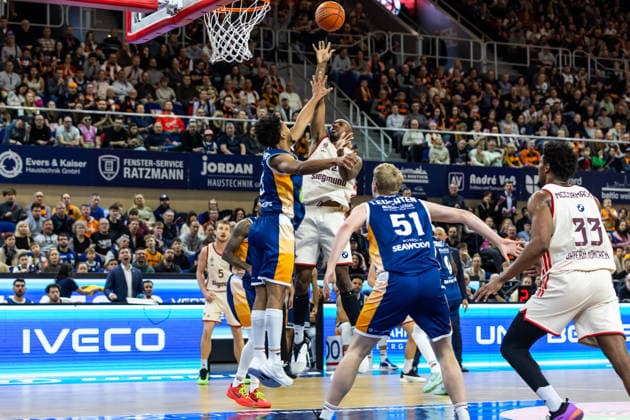 GER, easy Credit Basketball Bundesliga, Rostock Seawolves FC Bayern München Basketball 31 12 2025, Stadthalle, Rostock, GER, easy Credit Basketball Bundesliga, Rostock Seawolves FC Bayern München Basketball Isiaha Mike FC Bayern München Basketball 22 , D Shawn Schwartz Rostock Seawolves 5 Foto Alexander Trienitz Rostock Stadthalle Mecklenburg Vorpommern Germany