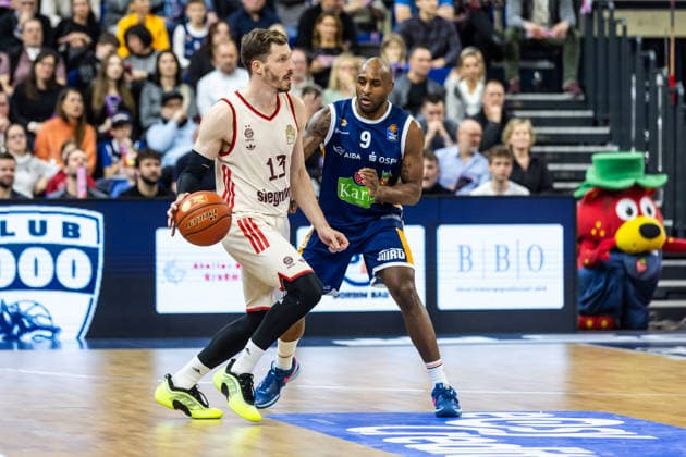 GER, easy Credit Basketball Bundesliga, Rostock Seawolves FC Bayern München Basketball 31 12 2025, Stadthalle, Rostock, GER, easy Credit Basketball Bundesliga, Rostock Seawolves FC Bayern München Basketball Andreas Obst FC Bayern München Basketball 13 , DeAndre Lansdowne Rostock Seawolves 9 Foto Alexander Trienitz Rostock Stadthalle Mecklenburg Vorpommern Germany