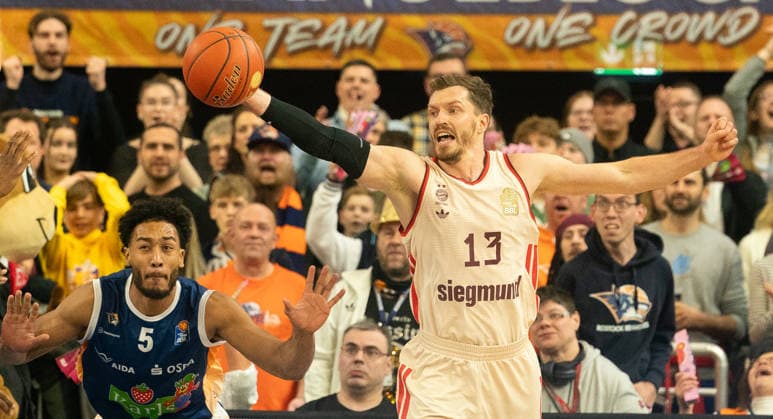 31 12 2025, Basketball, Men, easy credit BBL, easy credit Bundesliga, BBL, Bundesliga, 2 Matchday, Rostock Seawolves FC Bayern Munich Andreas Obst FC Bayern Munich Basketball, re against Kassim Nicholson Rostock Seawolves, li Rostock Stadthalle Mecklenburg Vorpommern Germany