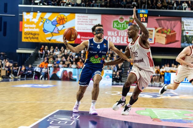 GER, easy Credit Basketball Bundesliga, Rostock Seawolves FC Bayern München Basketball 31 12 2025, Stadthalle, Rostock, GER, easy Credit Basketball Bundesliga, Rostock Seawolves FC Bayern München Basketball Elias Baggette Rostock Seawolves 4 , Isiaha Mike FC Bayern München Basketball 22 Foto Alexander Trienitz Rostock Stadthalle Mecklenburg Vorpommern Germany