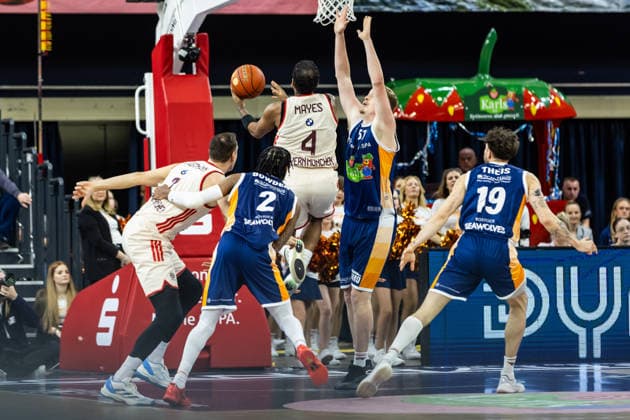 GER, easy Credit Basketball Bundesliga, Rostock Seawolves FC Bayern München Basketball 31 12 2025, Stadthalle, Rostock, GER, easy Credit Basketball Bundesliga, Rostock Seawolves FC Bayern München Basketball Xavier Rathan Mayes FC Bayern München Basketball 4 , Bent Leuchten Rostock Seawolves 51 Foto Alexander Trienitz Rostock Stadthalle Mecklenburg Vorpommern Germany