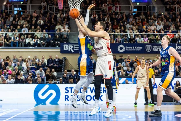 GER, easy Credit Basketball Bundesliga, Rostock Seawolves FC Bayern München Basketball 31 12 2025, Stadthalle, Rostock, GER, easy Credit Basketball Bundesliga, Rostock Seawolves FC Bayern München Basketball Johannes Voigtmann FC Bayern München Basketball 7 Foto Alexander Trienitz Rostock Stadthalle Mecklenburg Vorpommern Germany