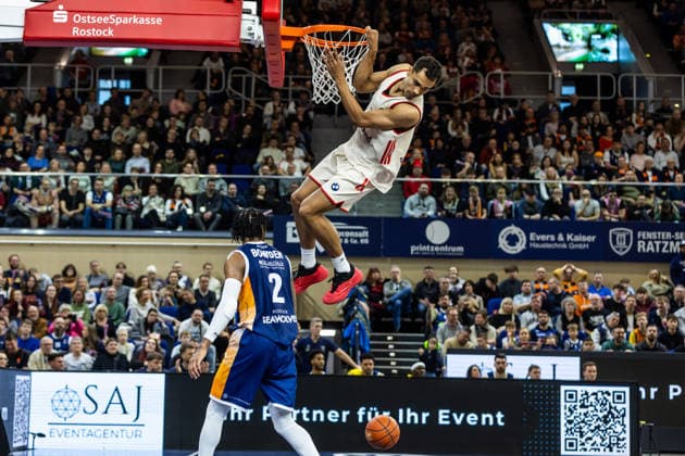 GER, easy Credit Basketball Bundesliga, Rostock Seawolves FC Bayern München Basketball 31 12 2025, Stadthalle, Rostock, GER, easy Credit Basketball Bundesliga, Rostock Seawolves FC Bayern München Basketball Oscar da Silva FC Bayern München Basketball 1 with a dunk Photo Alexander Trienitz Rostock Stadthalle Mecklenburg Vorpommern Germany