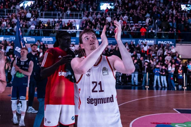 GER, easy Credit Basketball Bundesliga, Rostock Seawolves FC Bayern München Basketball 31 12 2025, Stadthalle, Rostock, GER, easy Credit Basketball Bundesliga, Rostock Seawolves FC Bayern München Basketball Justus Hollatz FC Bayern München Basketball 21 thanks the fans Photo Alexander Trienitz Rostock Stadthalle Mecklenburg Vorpommern Germany
