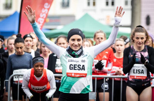 36. Bitburger-0,0%-Silvesterlauf; Trier, 31.12.2025 Vorfreude: Gesa Krause (Silvesterlauf Trier) bei der Athletenvorstellung; 36. Bitburger-0,0%-Silvesterlauf am 31.12.2025 in der Altstadt in Trier (Rheinland-Pfalz). *** 36 Bitburger 0,0 Silvesterlauf Trier, 31 12 2025 Anticipation Gesa Krause Silvesterlauf Trier at the athlete presentation 36 Bitburger 0,0 Silvesterlauf on 31 12 2025 in the old town in Trier Rhineland-Palatinate Copyright: xBEAUTIFULxSPORTS R.xSchmittx
