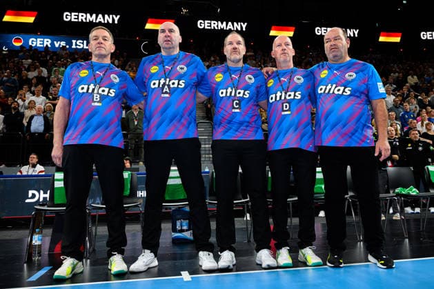Muenchen: Handball - Laenderspiel - Deutschland - Island v.li. Trainer Alfred Gislason (Deutschland), Co-Trainer Erik Wudtke (Deutschland), Torwarttrainer Mattias Andersson (Deutschland), Physio Dennis Finke, Teamarzt Dr. Marco Kettrukat im Sondertrikot Muenchen SAP Garden Bayern Deutschland