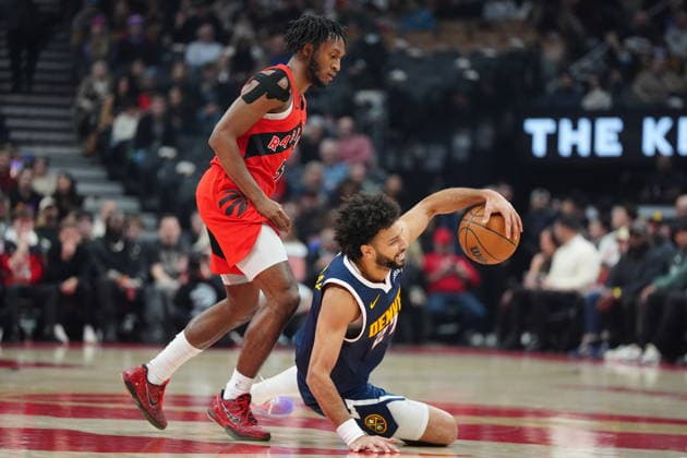December 31, 2025, Toronto, On, CANADA: Toronto Raptors guard Immanuel Quickley (5) fouls Denver Nuggets guard Jamal Murray (27) during first half NBA, Basketball Herren, USA action in Toronto on Wednesday December 31, 2025. Canada News - December 31, 2025  - ZUMAc35_ 20251231_zaf_c35_047 Copyright: xFrankxGunnx