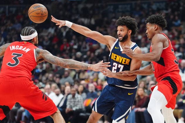 December 31, 2025, Toronto, On, CANADA: Denver Nuggets guard Jamal Murray (27) makes pass as Toronto Raptors forward Brandon Ingram (3) and guard Ochai Agbaji (30) defend during first half NBA, Basketball Herren, USA action in Toronto on Wednesday December 31, 2025. Canada News - December 31, 2025  - ZUMAc35_ 20251231_zaf_c35_049 Copyright: xFrankxGunnx