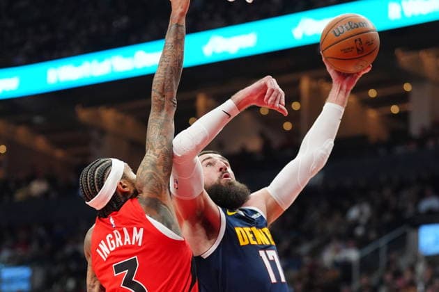 December 31, 2025, Toronto, On, CANADA: Denver Nuggets centre Jonas ValanÄÂiAÂ«nas (17) jumps towards the basket as Toronto Raptors forward Brandon Ingram (3) defends during first half NBA, Basketball Herren, USA action in Toronto on Wednesday December 31, 2025. Canada News - December 31, 2025  - ZUMAc35_ 20251231_zaf_c35_050 Copyright: xFrankxGunnx