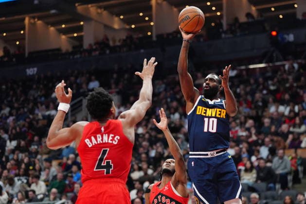 December 31, 2025, Toronto, On, CANADA: Denver Nuggets Tim Hardaway Jr. (10) shoots over Toronto Raptors guard Immanuel Quickley (5) and Raptors forward Scottie Barnes (4) during first half NBA, Basketball Herren, USA action in Toronto on Wednesday December 31, 2025. Canada News - December 31, 2025  - ZUMAc35_ 20251231_zaf_c35_052 Copyright: xFrankxGunnx