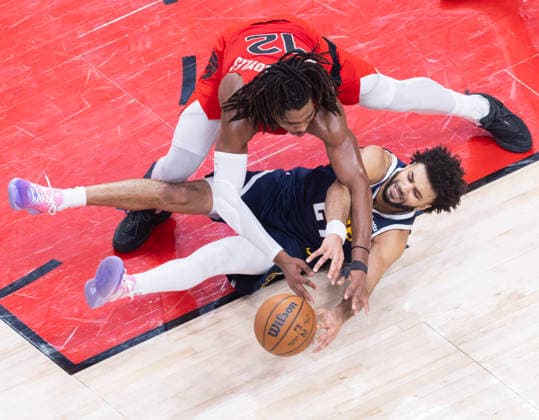 (260101) -- TORONTO, Jan. 1, 2026 -- Collin Murray-Boyles (top) of Toronto Raptors vies with Jamal Murray of Denver Nuggets during the 2025-2026 NBA, Basketball Herren, USA regular season game between Toronto Raptors and Denver Nuggets in Toronto, Canada, Dec. 31, 2025. (Photo by Xinhua) (SP) CANADA-TORONTO-NBA-NUGGETS VS RAPTORS ZouxZheng 