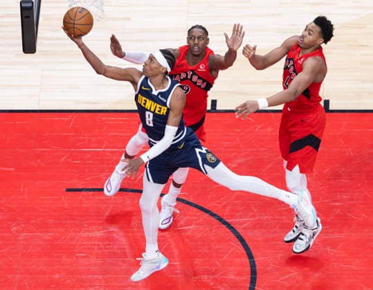 (260101) -- TORONTO, Jan. 1, 2026 -- Peyton Watson (front) of Denver Nuggets goes for a layup during the 2025-2026 NBA, Basketball Herren, USA regular season game between Toronto Raptors and Denver Nuggets in Toronto, Canada, Dec. 31, 2025. (Photo by Xinhua) (SP) CANADA-TORONTO-NBA-NUGGETS VS RAPTORS ZouxZheng 