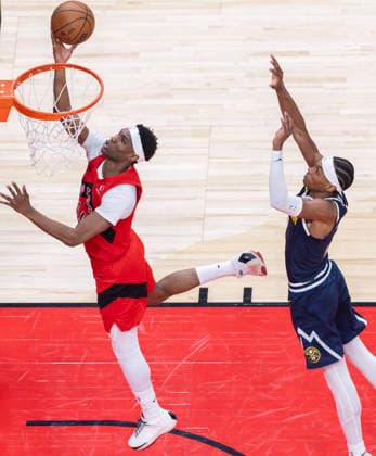 (260101) -- TORONTO, Jan. 1, 2026 -- Ja Kobe Walter (L) of Toronto Raptors goes up for a layup during the 2025-2026 NBA, Basketball Herren, USA regular season game between Toronto Raptors and Denver Nuggets in Toronto, Canada, Dec. 31, 2025. (Photo by Xinhua) (SP) CANADA-TORONTO-NBA-NUGGETS VS RAPTORS ZouxZheng 