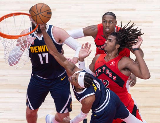 (260101) -- TORONTO, Jan. 1, 2026 -- Peyton Watson (front) of Denver Nuggets dunks during the 2025-2026 NBA, Basketball Herren, USA regular season game between Toronto Raptors and Denver Nuggets in Toronto, Canada, Dec. 31, 2025. (Photo by Xinhua) (SP) CANADA-TORONTO-NBA-NUGGETS VS RAPTORS ZouxZheng 