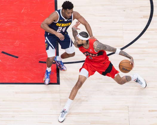 (260101) -- TORONTO, Jan. 1, 2026 -- Brandon Ingram (R) of Toronto Raptors breaks through during the 2025-2026 NBA, Basketball Herren, USA regular season game between Toronto Raptors and Denver Nuggets in Toronto, Canada, Dec. 31, 2025. (Photo by Xinhua) (SP) CANADA-TORONTO-NBA-NUGGETS VS RAPTORS ZouxZheng 