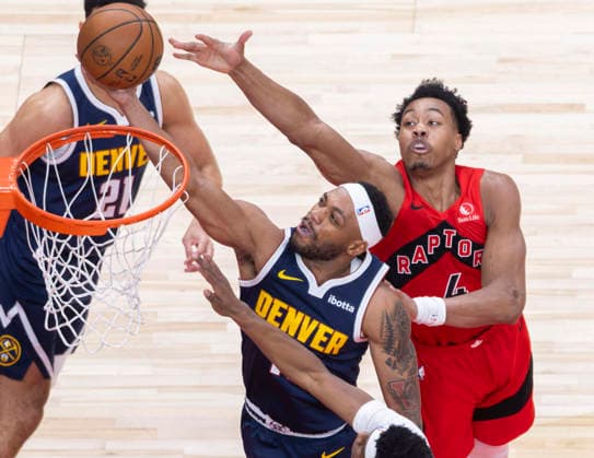 (260101) -- TORONTO, Jan. 1, 2026 -- Bruce Brown (C) of Denver Nuggets goes up for a layup during the 2025-2026 NBA, Basketball Herren, USA regular season game between Toronto Raptors and Denver Nuggets in Toronto, Canada, Dec. 31, 2025. (Photo by Xinhua) (SP) CANADA-TORONTO-NBA-NUGGETS VS RAPTORS ZouxZheng 