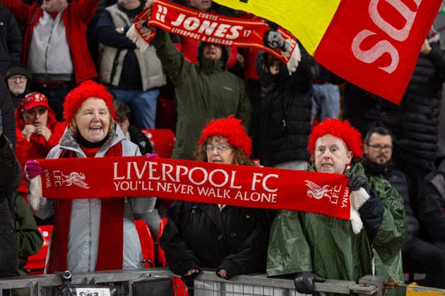 Football - FA Premier League - Liverpool FC v Leeds United FC LIVERPOOL, ENGLAND - New Year s Day, Thursday, January 1, 2026: Liverpool supporters singing You ll Never Walk Alone before the FA Premier League match between Liverpool FC and Leeds United FC at Anfield. (Photo by David Rawcliffe Propaganda) LIVERPOOL Anfield MERSEYSIDE ENGLAND  Copyright: xDavidxRawcliffex P2026-01-01-Liverpool_Leeds-15