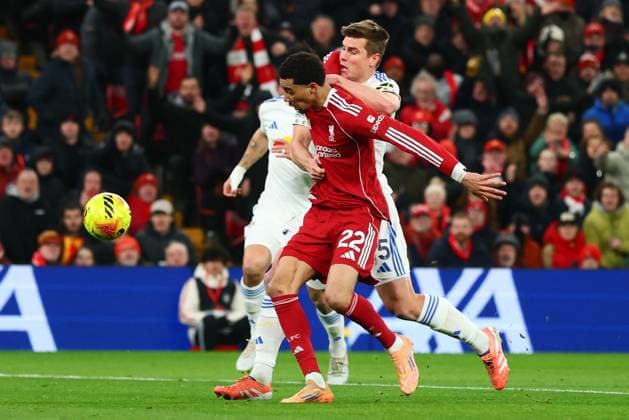 Jaka Bijol of Leeds United manhandles Hugo Ekitike of Liverpool in the penalty area Liverpool v Leeds United, Premier League, Football, Anfield, Liverpool, UK - 01 Jan 2026Liverpool Anfield United Kingdom EDITORIAL USE ONLY No use with unauthorised audio, video, data, fixture lists, club league logos or live services. Online in-match use limited to 120 images, no video emulation. No use in betting, games or single club league player publications.  Copyright: xPaulxCurrie Shutterstockx 16216359ac
