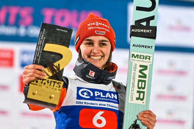 GER, Two Nights Tour in Oberstdorf 01.01.2026, Orlen Arena, Oberstdorf, GER, Two Nights Tour in Oberstdorf, im Bild Siegerehrung Tourwertung, Selina Freitag (GER, 6) freut sich mit Pokal der Zweitplatzierten *** GER, Two Nights Tour in Oberstdorf 01 01 2026, Orlen Arena, Oberstdorf, GER, Two Nights Tour in Oberstdorf, in the picture award ceremony, Selina Freitag GER, 6 is happy with the second place trophy nordphotoxGmbHx xHafner nph00200