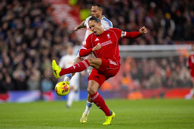Football - FA Premier League - Liverpool FC v Leeds United FC LIVERPOOL, ENGLAND - New Year s Day, Thursday, January 1, 2026: Liverpool s captain Virgil van Dijk is challenged by Leeds United s Lukas Nmecha (L) during the FA Premier League match between Liverpool FC and Leeds United FC at Anfield. (Photo by David Rawcliffe Propaganda) LIVERPOOL Anfield MERSEYSIDE ENGLAND  Copyright: xDavidxRawcliffex P2026-01-01-Liverpool_Leeds-25