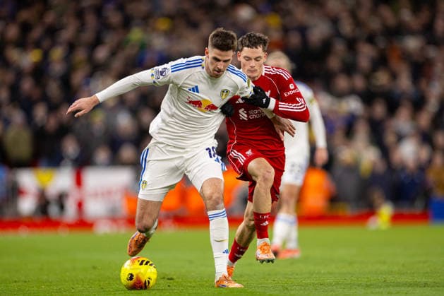Football - FA Premier League - Liverpool FC v Leeds United FC LIVERPOOL, ENGLAND - New Year s Day, Thursday, January 1, 2026: Liverpool s Florian Wirtz challenges Leeds United s Anton Stach (L) during the FA Premier League match between Liverpool FC and Leeds United FC at Anfield. (Photo by David Rawcliffe Propaganda) LIVERPOOL Anfield MERSEYSIDE ENGLAND  Copyright: xDavidxRawcliffex P2026-01-01-Liverpool_Leeds-33
