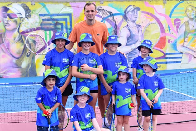 TENNIS BRISBANE INTERNATIONAL MEDVEDEV, World No.13 Daniil Medvedev poses for a photo with Hot Shots tennis kids ahead of the Brisbane International at the Queensland Tennis Centre in Brisbane, Friday, January 2, 2026. ( NO ARCHIVING Brisbane Queensland Australia  Copyright: xJonoxSearlex 20260102118119401175