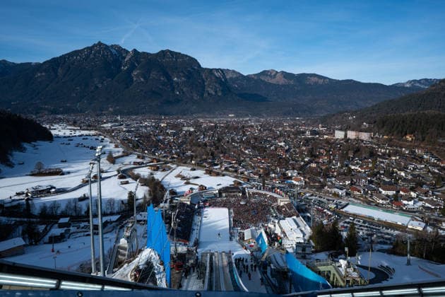 Skispringer beim Absprung vom Schanzentisch, dahinter Bergpanorama und Ortsblick Partenkirchen, Fans Zuschauer im Skisprung Stadion, GER, Neujahrsspringen Vierschanzentournee, FIS Viessmsann Skisprung Weltcup Garmisch-Partenkirchen, Wettkampf, Saison 2025 2026, 01.01.2026 GER, Neujahrsspringen Vierschanzentournee, FIS Viessmsann Skisprung Weltcup Garmisch-Partenkirchen, Wettkampf, Saison 2025 2026, 01.01.2026 Garmisch-Partenkirchen *** Ski jumper jumping off the take-off table, behind him mountain panorama and view of Partenkirchen, fans spectators in the ski jumping stadium, GER, New Years Jumping Four Hills Tournament, FIS Viessmsann Ski Jumping World Cup Garmisch Partenkirchen, Competition, Season 2025 2026, 01 01 2026 GER, New Years Ski Jumping Four Hills Tournament, FIS Viessmann Ski Jumping World Cup Garmisch Partenkirchen, Competition, Season 2025 2026, 01 01 2026 Garmisch Partenkirchen Copyright: xEibner-Pressefoto Memmlerx EP_MMR