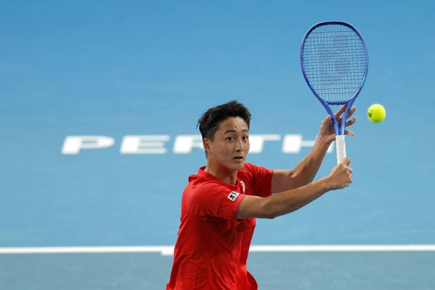 TENNIS UNITED CUP PERTH, Shintaro Mochizuki of Japan in action against Stefanos Tsitsipas of Greece during the United Cup day one match between Greece and Japan at RAC Arena in Perth, Friday, January 2, 2026. ( NO ARCHIVING, EDITORIAL USE ONLY PERTH WESTERN AUSTRALIA AUSTRALIA  Copyright: xRICHARDxWAINWRIGHTx 20260103120142286480