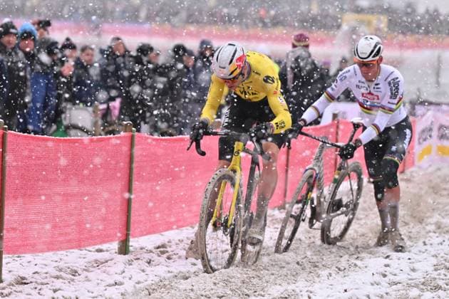 Belgian Wout van Aert and Dutch Mathieu Van Der Poel pictured in action during the men s elite race of the Zilvermeercross cyclocross cycling event in Mol, stage 5 7 in the Exact Cross competition, on Friday 02 January 2026. LUCxCLAESSEN  x153039610x