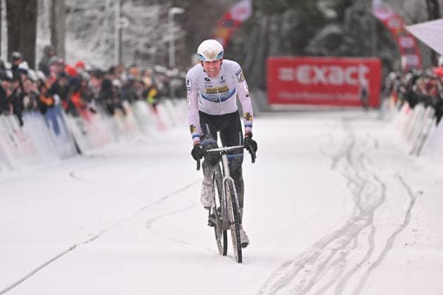 Belgian Toon Aerts pictured as he crosses the finish line of the men s elite race of the Zilvermeercross cyclocross cycling event in Mol, stage 5 7 in the Exact Cross competition, on Friday 02 January 2026. LUCxCLAESSEN  x153055683x