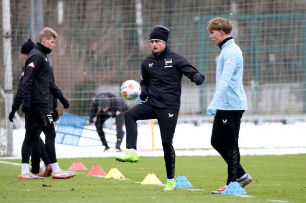 DEU, DFL, 2 FBL Hertha BSC, Training, 02 01 2026, Sportforum, Berlin, DEU, DFL, 2 FBL Hertha BSC, Training, im Bild Marten Winkler Hertha BSC Berlin 22 , Kennet Eichhorn Hertha BSC Berlin 23 DFL regulations prohibit any use of Photographs as image sequences and or quasi video nordphotoxGmbHx xEngler nph00076