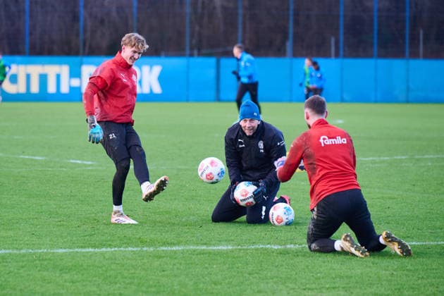 02 01 2026, Soccer, Men, 2 BL, Season 2025 2026, Training Holstein Kiel goalkeeper training with Jonas Krumrey left, goalkeeper trainer Patrick Borger middle and Timon Weiner right Kiel, Projensdorf Projensdorf, training ground Schleswig Holstein Germany
