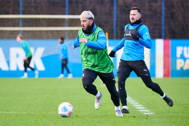 02 01 2026, Football, Men, 2 BL, Season 2025 2026, Training Holstein Kiel newcomer Umut Tohumcu, in the background Steven Skrzybski Kiel, Projensdorf Projensdorf, Training ground Schleswig Holstein Germany