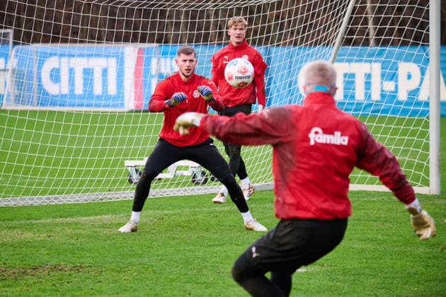 02 01 2026, Soccer, Men, 2 BL, Season 2025 2026, Training Holstein Kiel goalkeeper training with Jonas Krumrey back center, Lio Rothenhagen right and sharp and Timon Weiner left Kiel, Projensdorf Projensdorf, Training ground Schleswig Holstein Germany