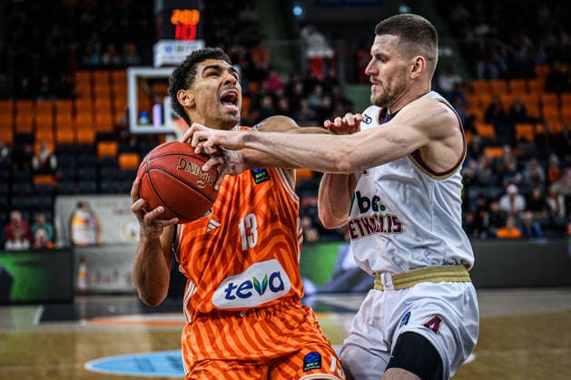 Mark Smith ratiopharm ulm and Justas Furmanavicius Lietkabelis Panevezys in a duel during the EuroCup match between ratiopharm ulm vs Lietkabelis Panevezys at ratiopharm Arena on 02 January 2026 in Neu Ulm, Germany, Germany Photo by Harry Langer DeFodi Images Mark Smith ratiopharm ulm and Justas Furmanavicius Lietkabelis Panevezys battle for the ball during the EuroCup match between ratiopharm ulm vs Lietkabelis Panevezys at ratiopharm Arena on January 2, 2026 in Neu Ulm, Germany Photo by Harry Langer DeFodi Images Photo by Harry Langer DeFodi Images